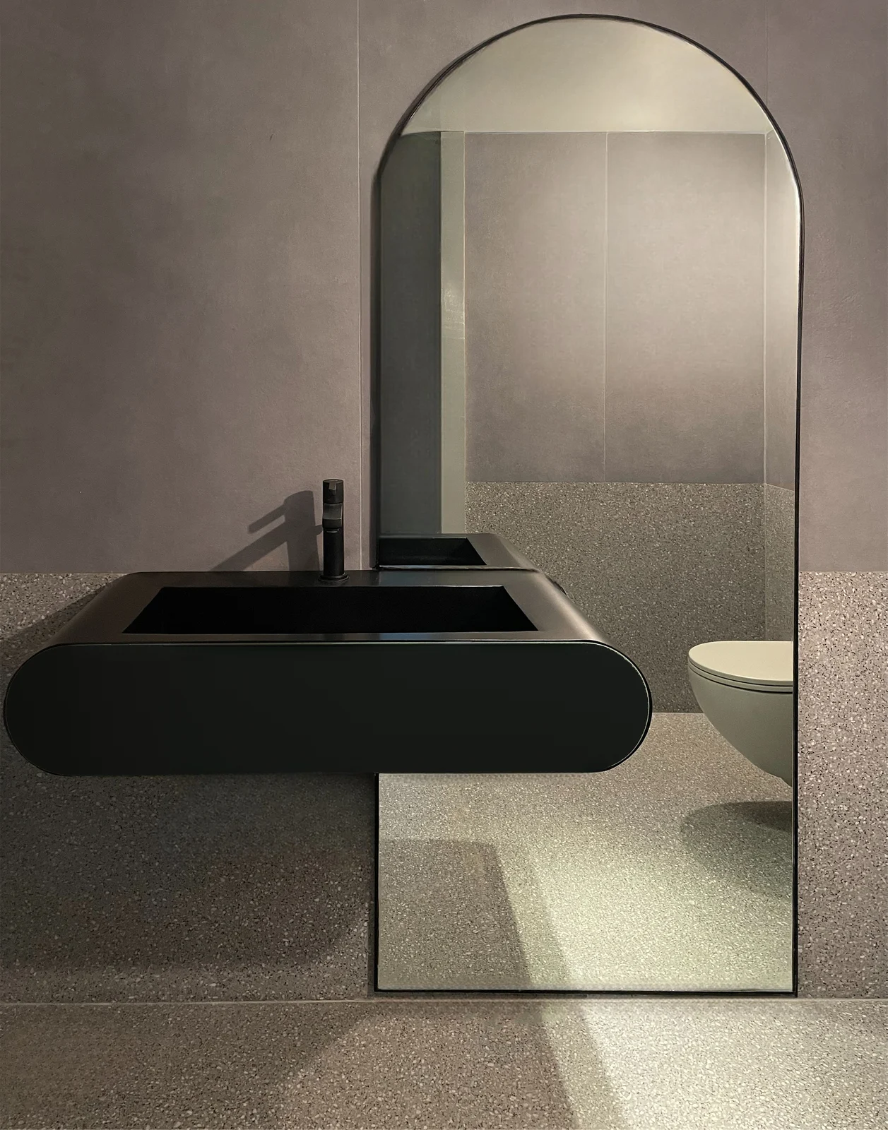 Black basin & arched mirror