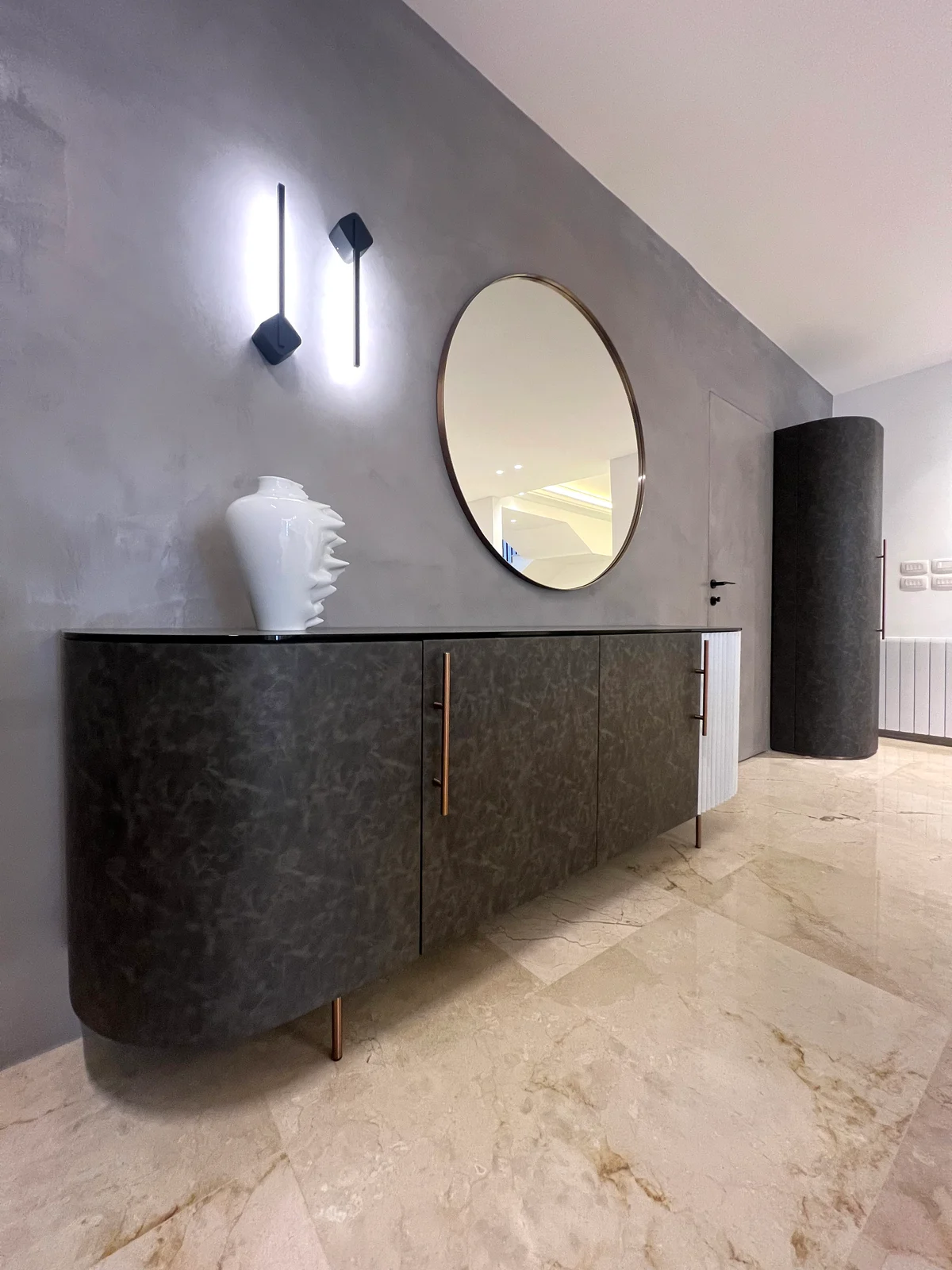 Curved console & round mirror