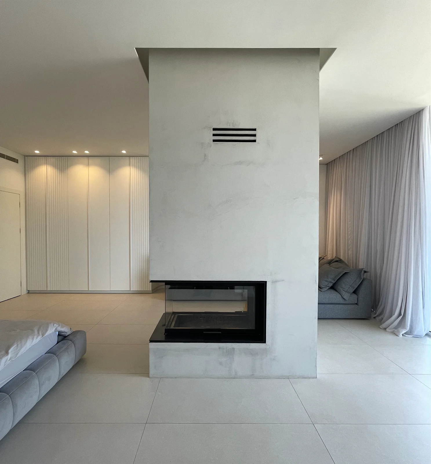 Central fireplace & adjoining lounge