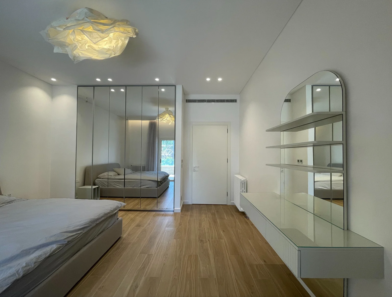 Bedroom & mirrored wardrobe