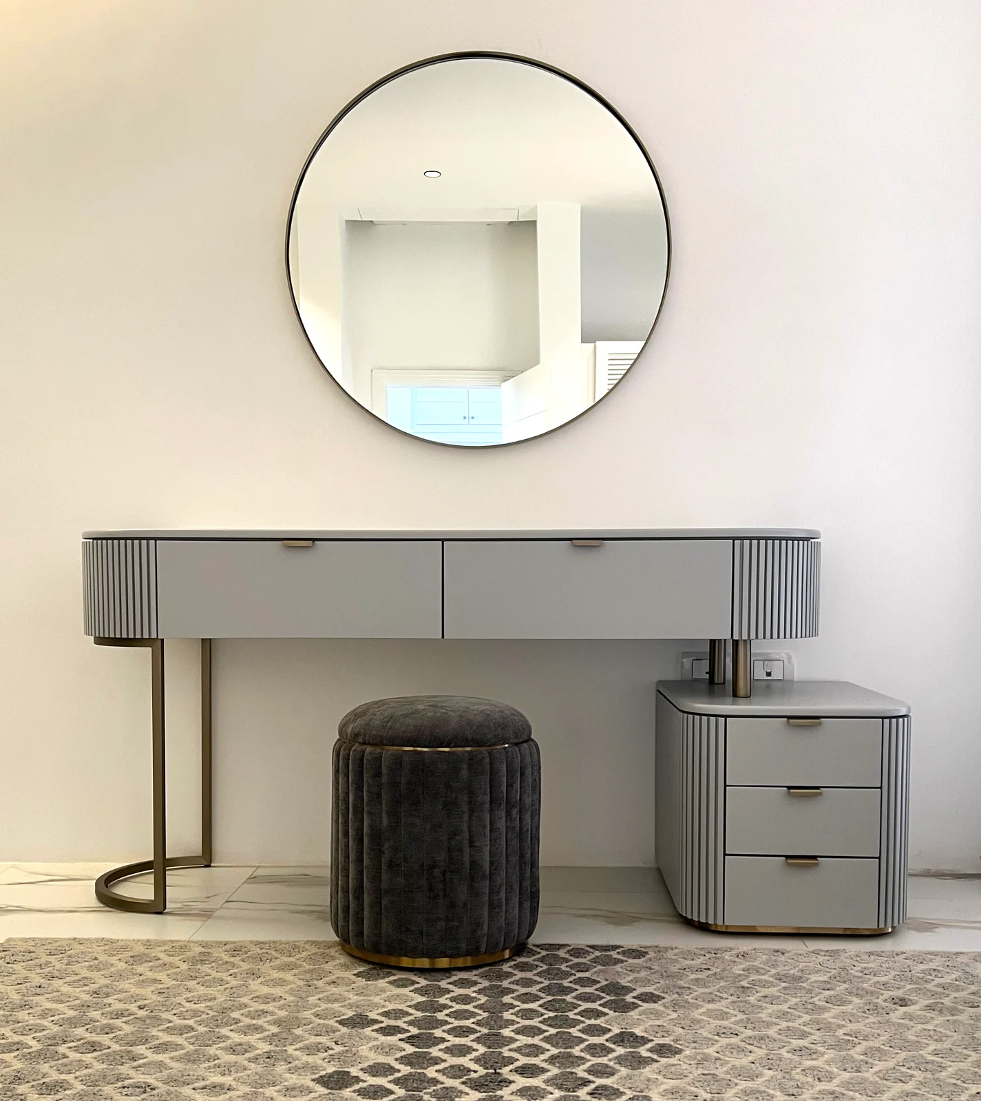 Dressing table & round mirror