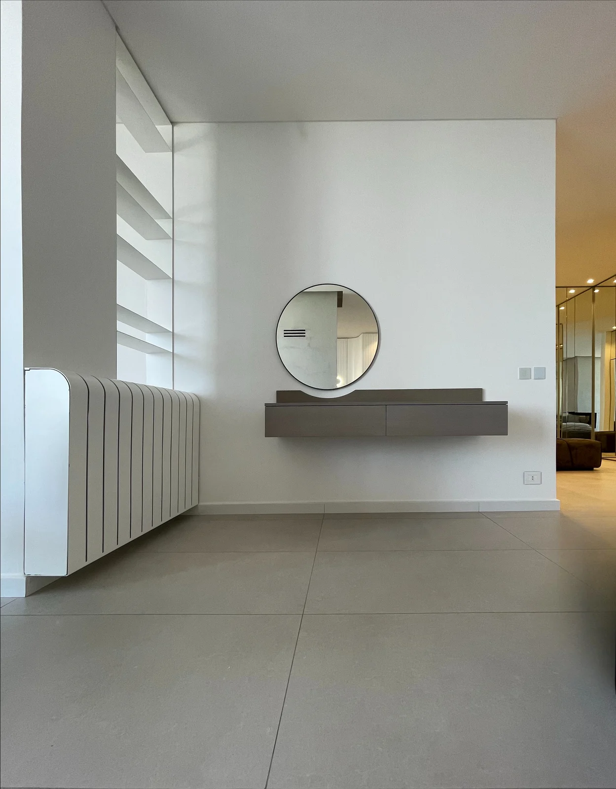 Floating console & round mirror