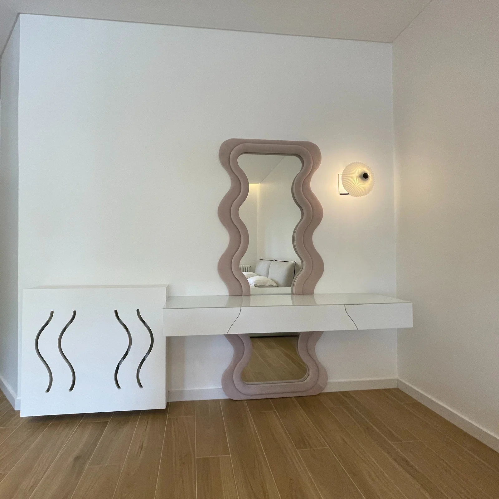Dressing table & sculpted mirror