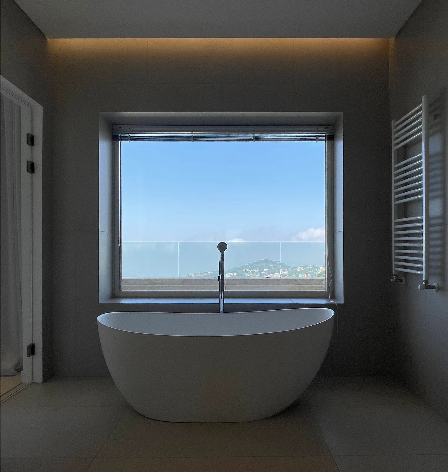 Freestanding bath with mountain views