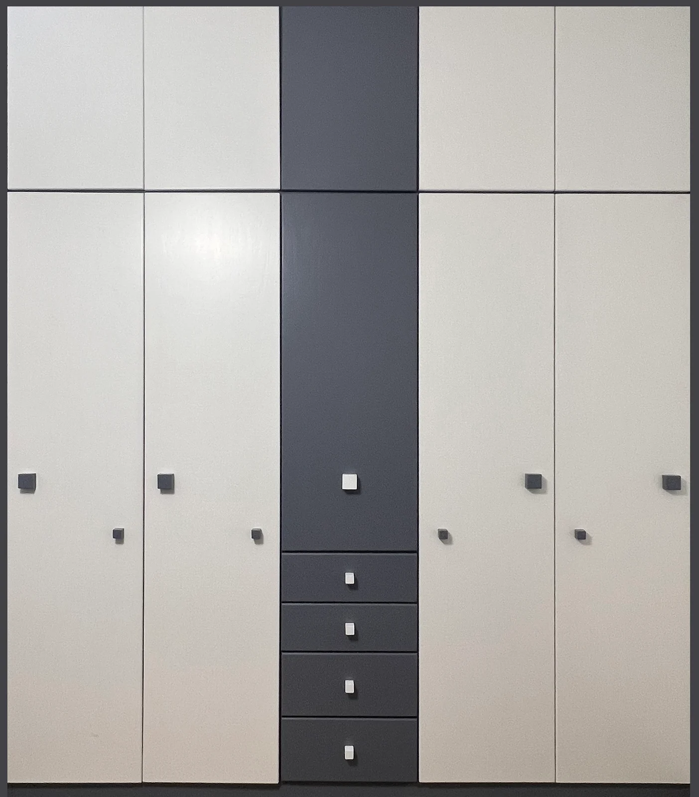 Wardrobe with contrasting centre panels