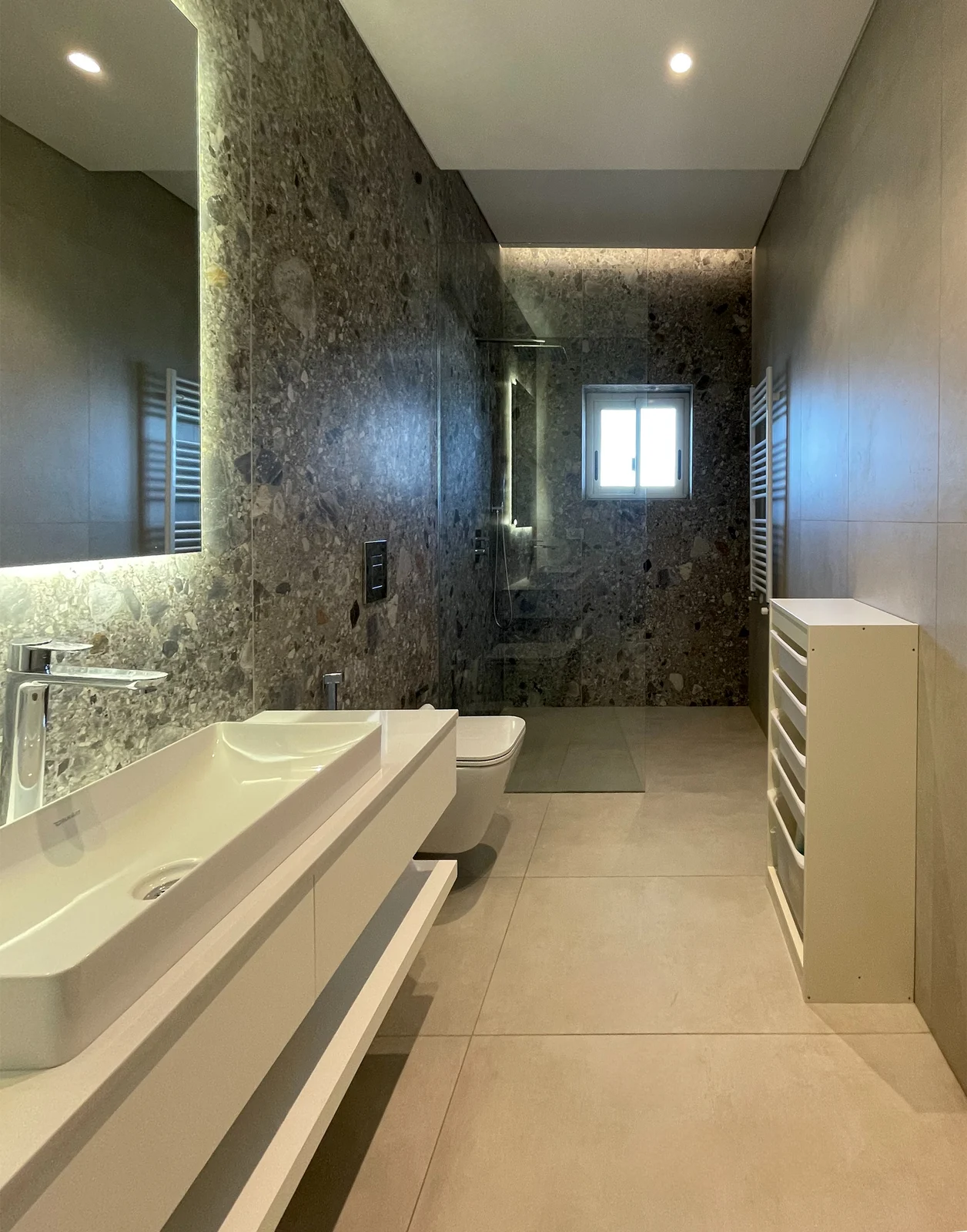 Bathroom with textured feature wall