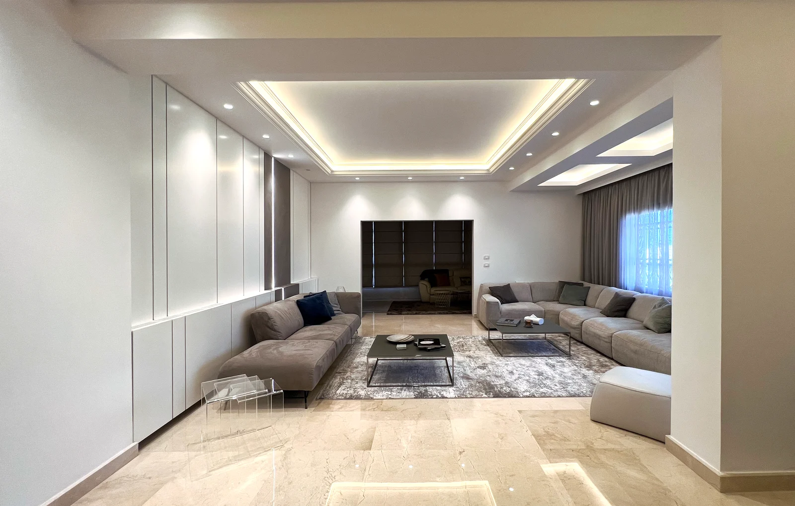Lounge framed by a wide opening